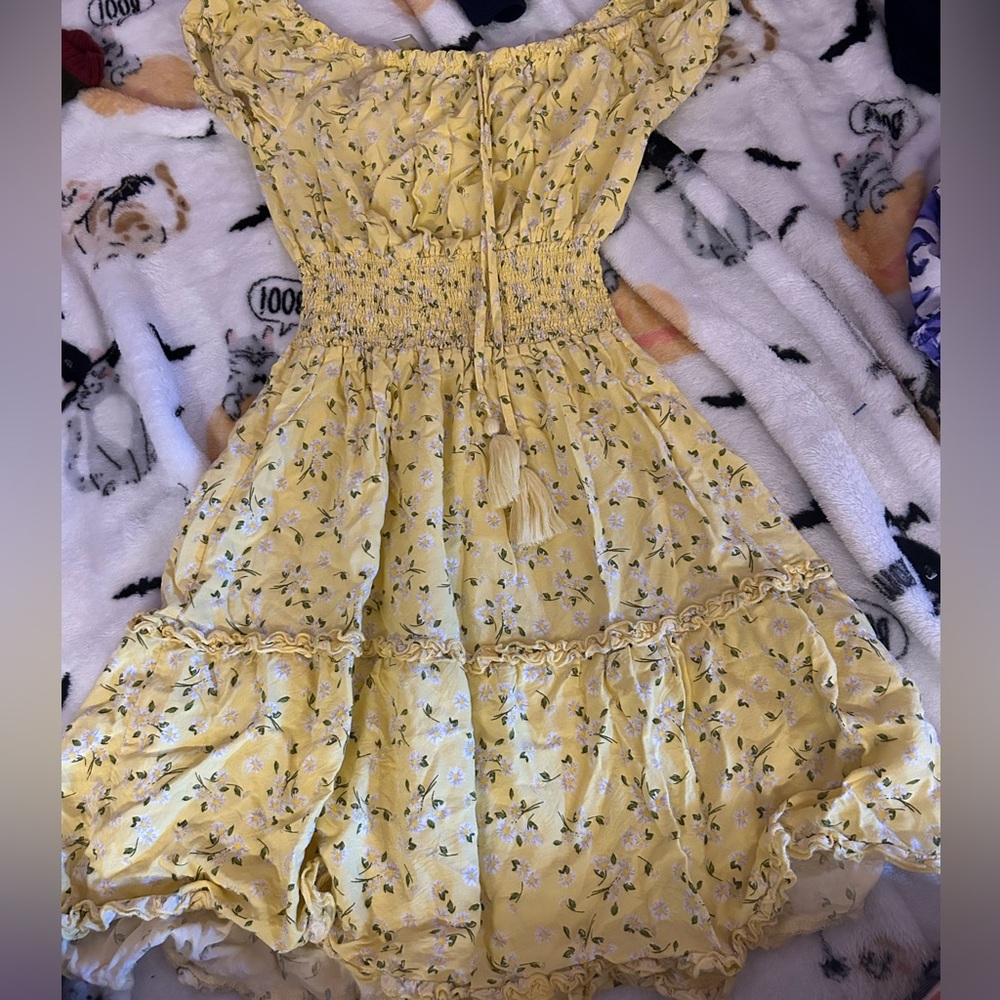 Really cute yellow dress with flowers, perfect for the spring! 🌼